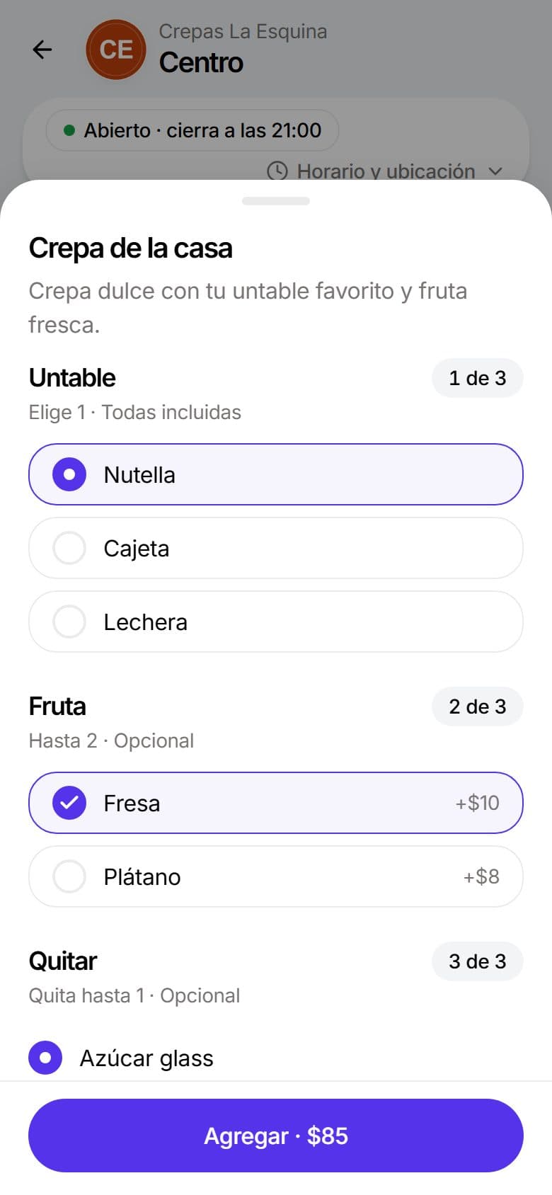 Cliente armando una crepa: untable, fruta y lo que quiere quitar